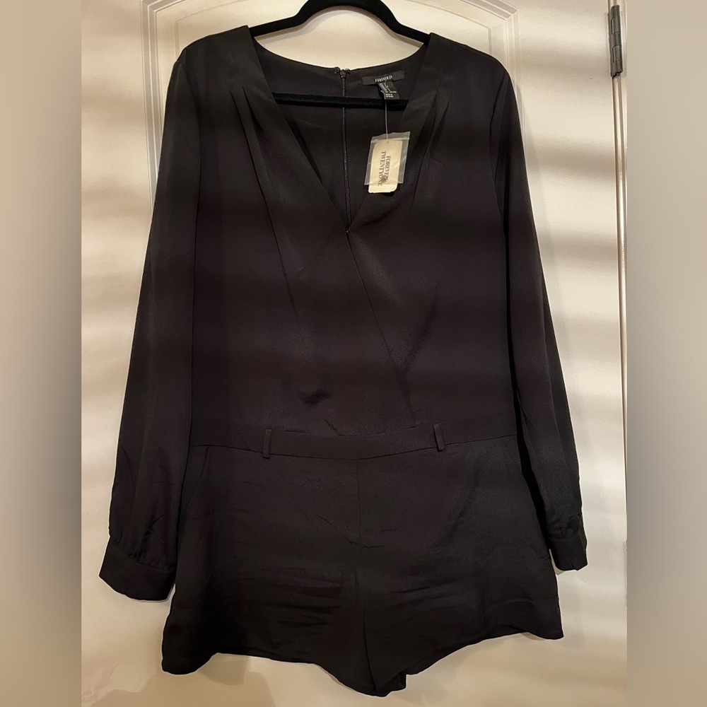 🚨 BNWT Women’s Forever 21 Black Long Sleeved Romper